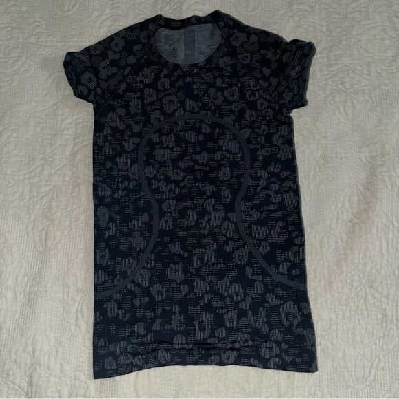 Lululemon Swiftly Tech Short Sleeve Navy Leopard size 6 - Picture 1 of 3
